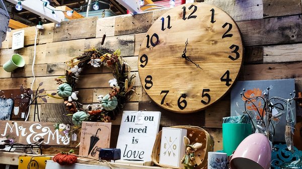 Découvrez la collection d'horloges en bois élégantes et uniques